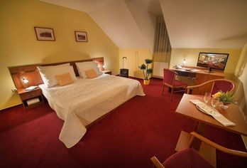 Hotel, Podhrad